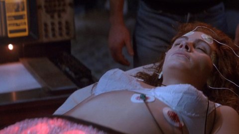 Julia Roberts - Nude & Sexy Videos in Flatliners (1990)