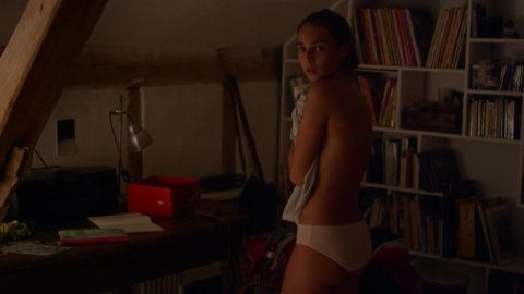 Lola Saint-Gilles - Nude & Sexy Videos in Adèle en août (2016)