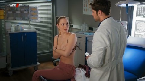 Mirka Pigulla - Nude & Sexy Videos in Die jungen Ärzte - Ganz in Weiß (2018)