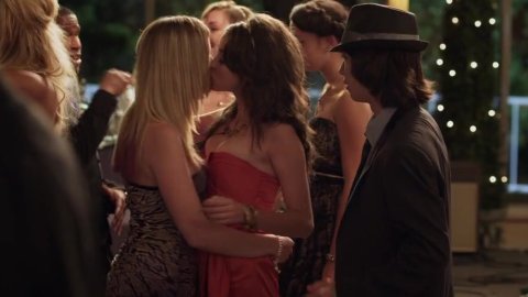 Dreama Walker, Sarah Hyland - Nude & Sexy Videos in Date and Switch (2013)