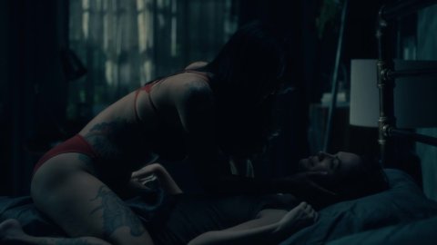 Kate Siegel, Levy Tran - Nude & Sexy Videos in The Haunting of Hill House s01e10 (2018)