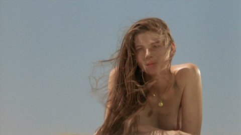 Benedicte Loyen - Nude & Sexy Videos in Gaspard et Robinson (1990)