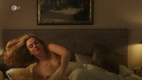 Caroline Hanke - Nude & Sexy Videos in Tod auf der Insel (2018)