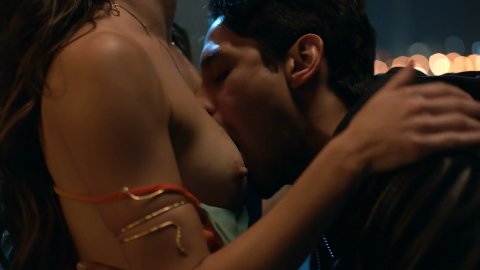 Melissa Barrera - Nude & Sexy Videos in Vida s02e08 (2019)