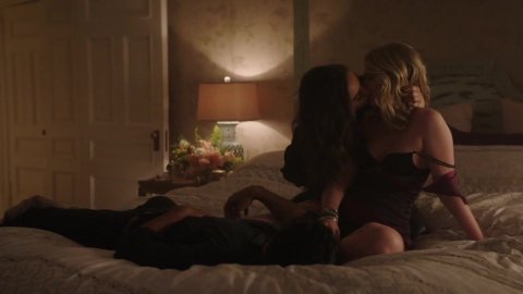 Shay Mitchell, Ambyr Childers, Elizabeth Lail - Nude & Sexy Videos in You s01e06 (2018)