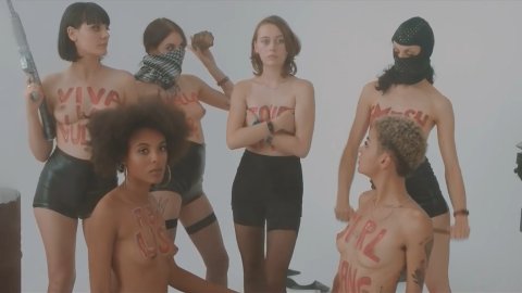 Mercedes Muller, Hanna Hilsdorf, Julia Dietze - Nude & Sexy Videos in Smile (2018)